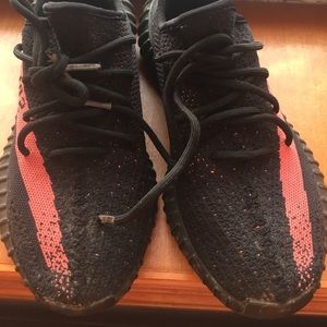 YEEZY 350 V2 RED STRIPE USED CONDITION 7/10